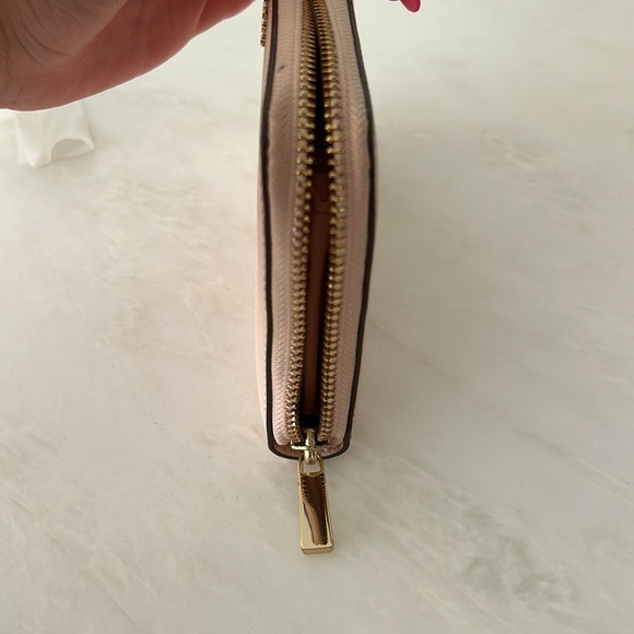 Blush pink Tory Burch wallet. - Picture 4 of 4